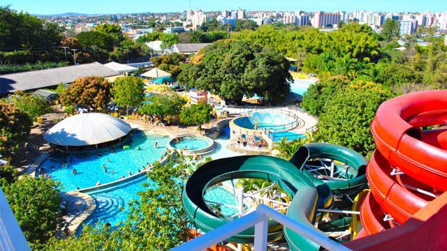 Hotel com parque aquático, playground e tobogans na piscina